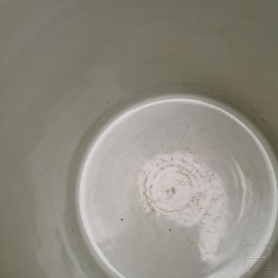 Korallenrot glasierter Famille-rose-Pinseltopf, China, wohl sp&auml;tes 19. Jhdt.