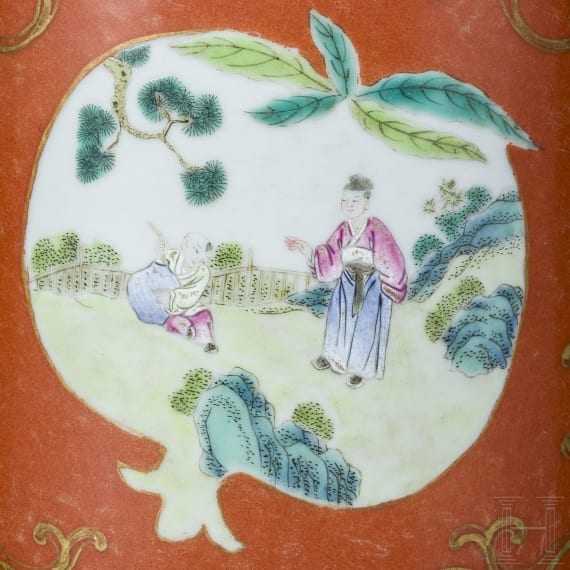 Korallenrot glasierter Famille-rose-Pinseltopf, China, wohl sp&auml;tes 19. Jhdt.