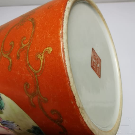 Korallenrot glasierter Famille-rose-Pinseltopf, China, wohl sp&auml;tes 19. Jhdt.
