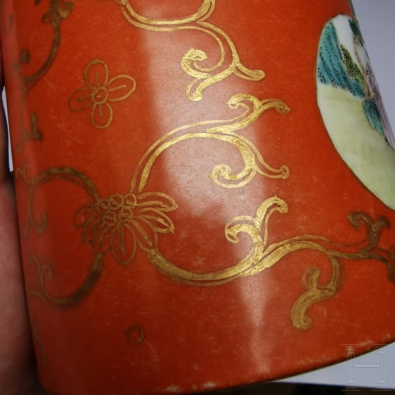 Korallenrot glasierter Famille-rose-Pinseltopf, China, wohl sp&auml;tes 19. Jhdt.