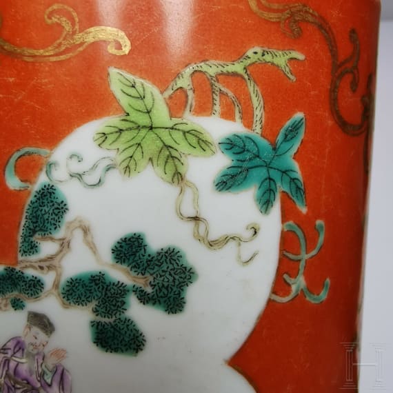 Korallenrot glasierter Famille-rose-Pinseltopf, China, wohl sp&auml;tes 19. Jhdt.