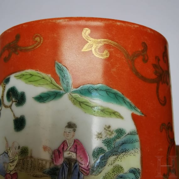 Korallenrot glasierter Famille-rose-Pinseltopf, China, wohl sp&auml;tes 19. Jhdt.