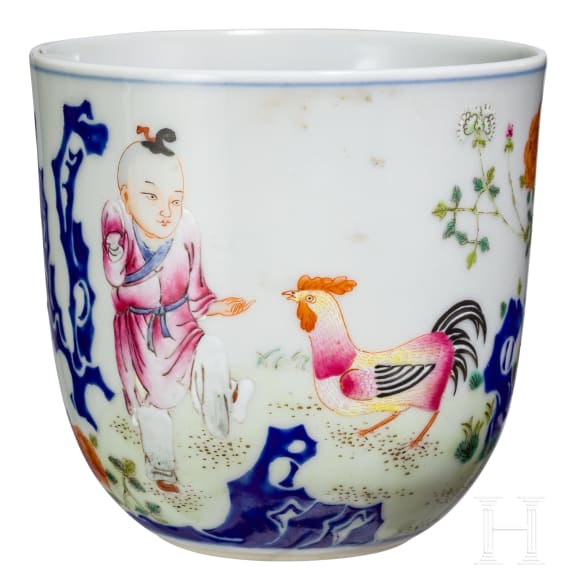 Seltene Famille-rose-Tasse "Junge mit H&uuml;hnern", China, wohl sp&auml;tes 19./Anfang 20. Jhdt.