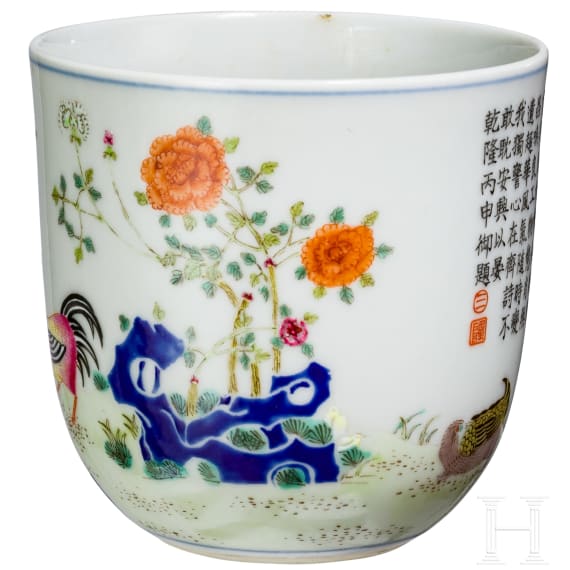 Seltene Famille-rose-Tasse "Junge mit H&uuml;hnern", China, wohl sp&auml;tes 19./Anfang 20. Jhdt.