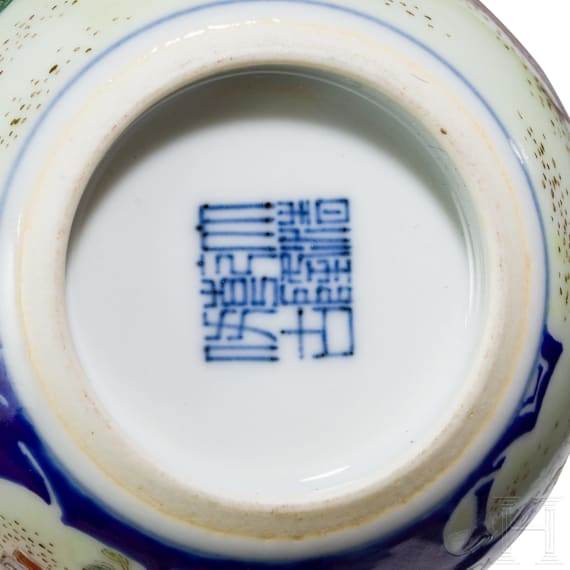 Seltene Famille-rose-Tasse "Junge mit H&uuml;hnern", China, wohl sp&auml;tes 19./Anfang 20. Jhdt.
