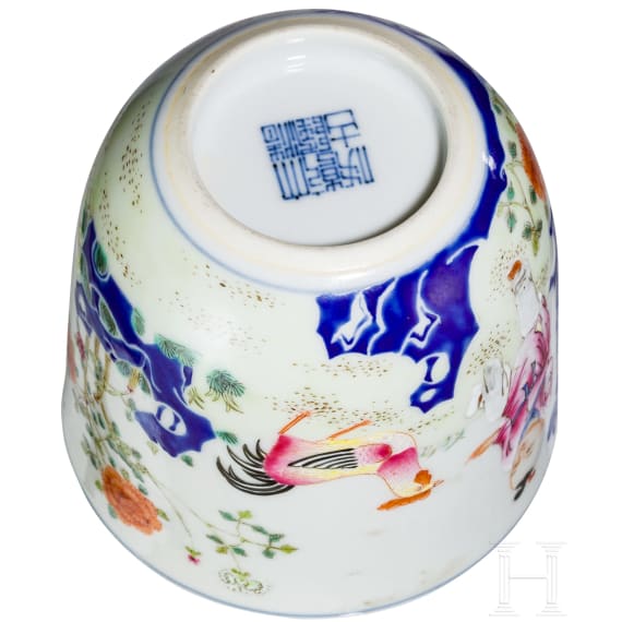 Seltene Famille-rose-Tasse "Junge mit H&uuml;hnern", China, wohl sp&auml;tes 19./Anfang 20. Jhdt.