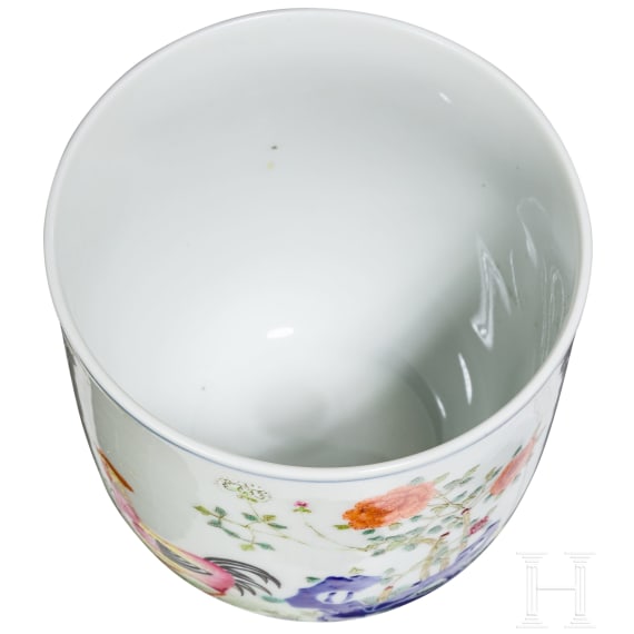 Seltene Famille-rose-Tasse "Junge mit H&uuml;hnern", China, wohl sp&auml;tes 19./Anfang 20. Jhdt.