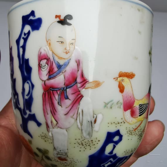 Seltene Famille-rose-Tasse "Junge mit H&uuml;hnern", China, wohl sp&auml;tes 19./Anfang 20. Jhdt.