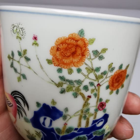 Seltene Famille-rose-Tasse "Junge mit H&uuml;hnern", China, wohl sp&auml;tes 19./Anfang 20. Jhdt.