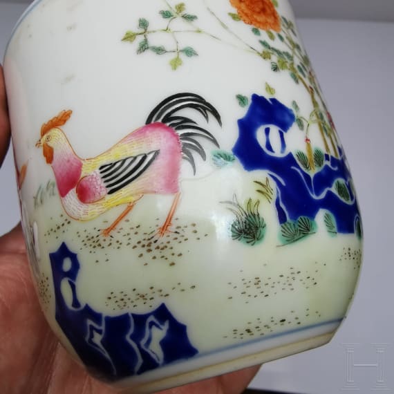 Seltene Famille-rose-Tasse "Junge mit H&uuml;hnern", China, wohl sp&auml;tes 19./Anfang 20. Jhdt.