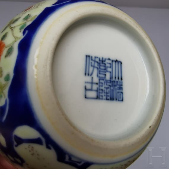 Seltene Famille-rose-Tasse "Junge mit H&uuml;hnern", China, wohl sp&auml;tes 19./Anfang 20. Jhdt.