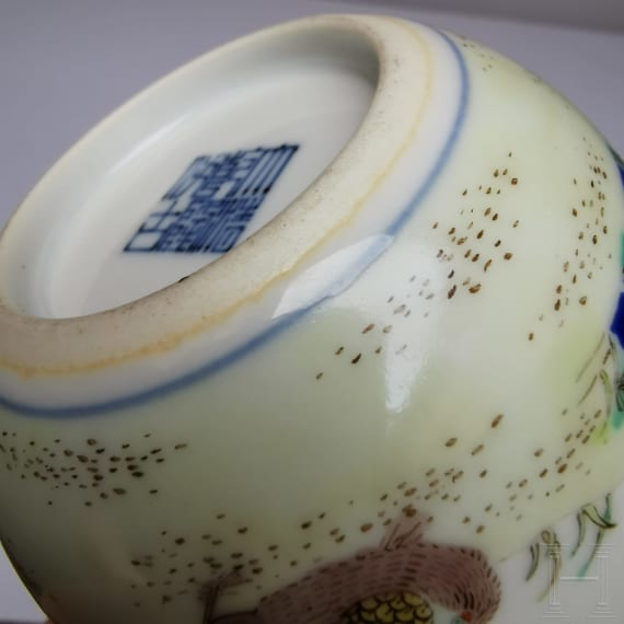 Seltene Famille-rose-Tasse "Junge mit H&uuml;hnern", China, wohl sp&auml;tes 19./Anfang 20. Jhdt.