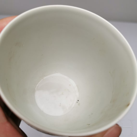Seltene Famille-rose-Tasse "Junge mit H&uuml;hnern", China, wohl sp&auml;tes 19./Anfang 20. Jhdt.