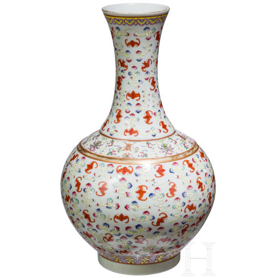 Gro&szlig;e Famille-rose-Vase mit Flederm&auml;usen und Guangxu-Sechszeichenmarke, China, wohl aus dieser Zeit