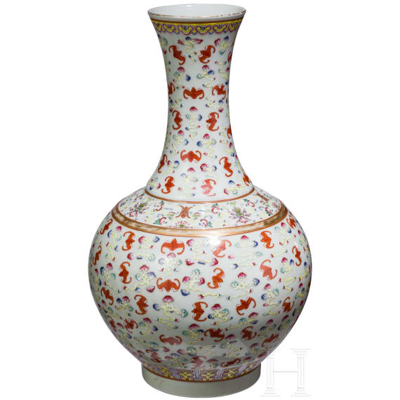 Gro&szlig;e Famille-rose-Vase mit Flederm&auml;usen und Guangxu-Sechszeichenmarke, China, wohl aus dieser Zeit