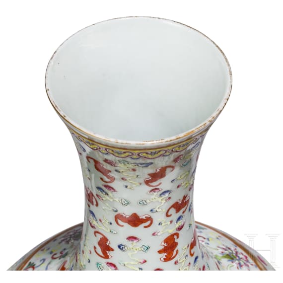 Gro&szlig;e Famille-rose-Vase mit Flederm&auml;usen und Guangxu-Sechszeichenmarke, China, wohl aus dieser Zeit