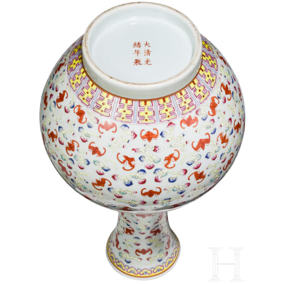 Gro&szlig;e Famille-rose-Vase mit Flederm&auml;usen und Guangxu-Sechszeichenmarke, China, wohl aus dieser Zeit