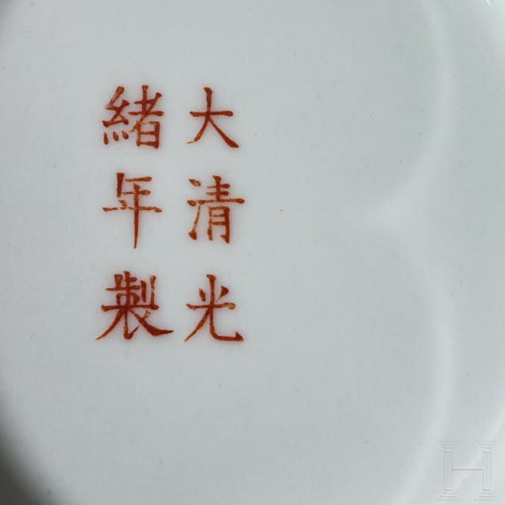 Gro&szlig;e Famille-rose-Vase mit Flederm&auml;usen und Guangxu-Sechszeichenmarke, China, wohl aus dieser Zeit
