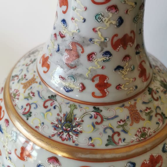 Gro&szlig;e Famille-rose-Vase mit Flederm&auml;usen und Guangxu-Sechszeichenmarke, China, wohl aus dieser Zeit