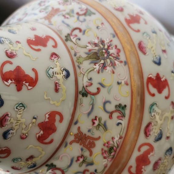 Gro&szlig;e Famille-rose-Vase mit Flederm&auml;usen und Guangxu-Sechszeichenmarke, China, wohl aus dieser Zeit