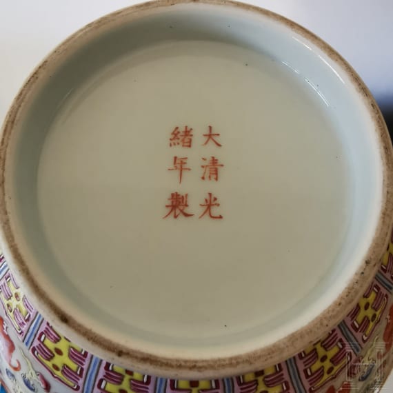 Gro&szlig;e Famille-rose-Vase mit Flederm&auml;usen und Guangxu-Sechszeichenmarke, China, wohl aus dieser Zeit