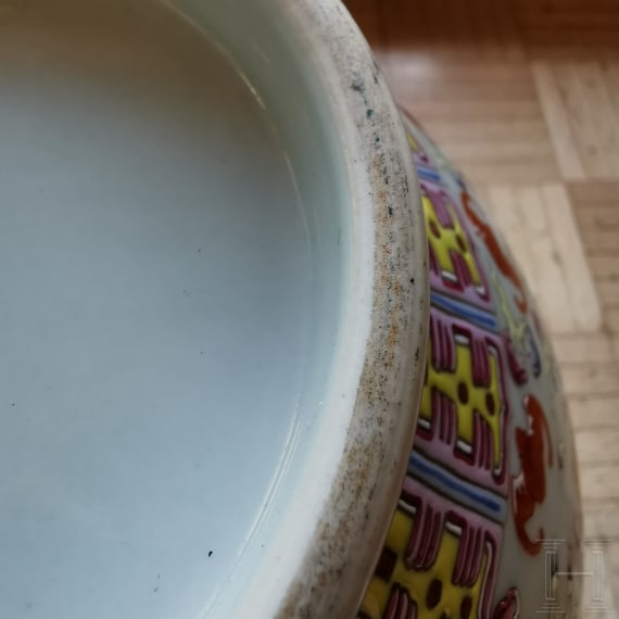 Gro&szlig;e Famille-rose-Vase mit Flederm&auml;usen und Guangxu-Sechszeichenmarke, China, wohl aus dieser Zeit