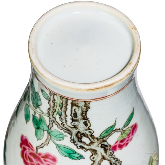 Famille-rose-Meiping-Vase mit Vogel und Bl&uuml;ten, China, wohl Yongzheng-Periode
