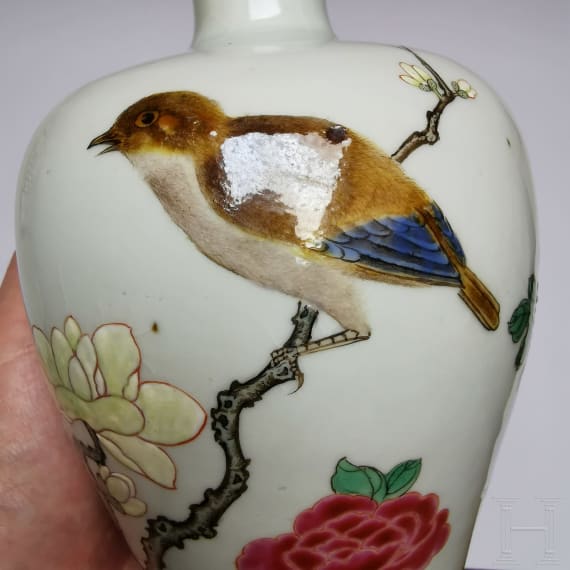 Famille-rose-Meiping-Vase mit Vogel und Bl&uuml;ten, China, wohl Yongzheng-Periode