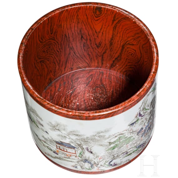 Gro&szlig;er Famille-rose-Pinseltopf in Holzoptik, China, wohl sp&auml;tes 19./Anfang 20. Jhdt.