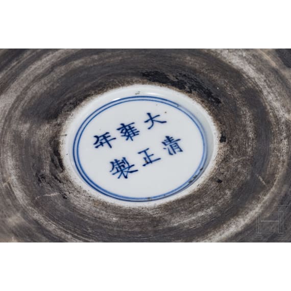 Gro&szlig;er Famille-rose-Pinseltopf in Holzoptik, China, wohl sp&auml;tes 19./Anfang 20. Jhdt.