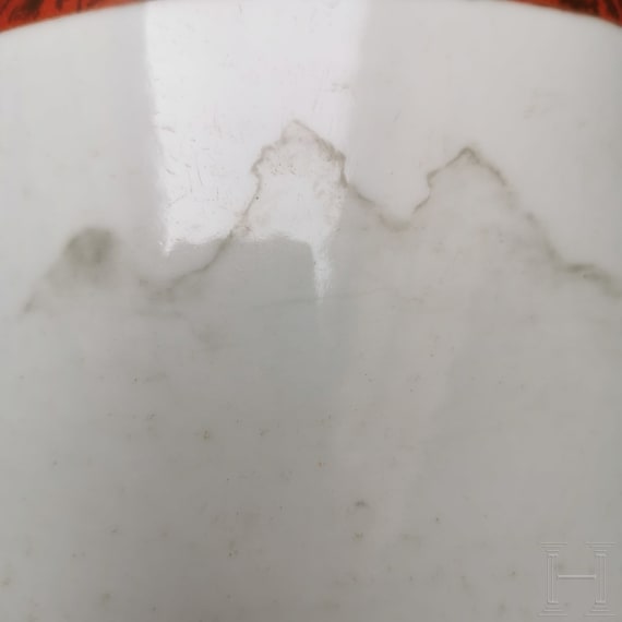 Gro&szlig;er Famille-rose-Pinseltopf in Holzoptik, China, wohl sp&auml;tes 19./Anfang 20. Jhdt.