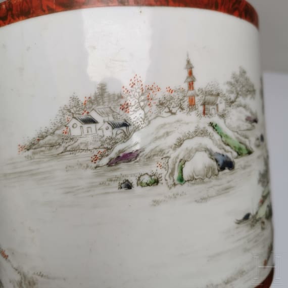 Gro&szlig;er Famille-rose-Pinseltopf in Holzoptik, China, wohl sp&auml;tes 19./Anfang 20. Jhdt.