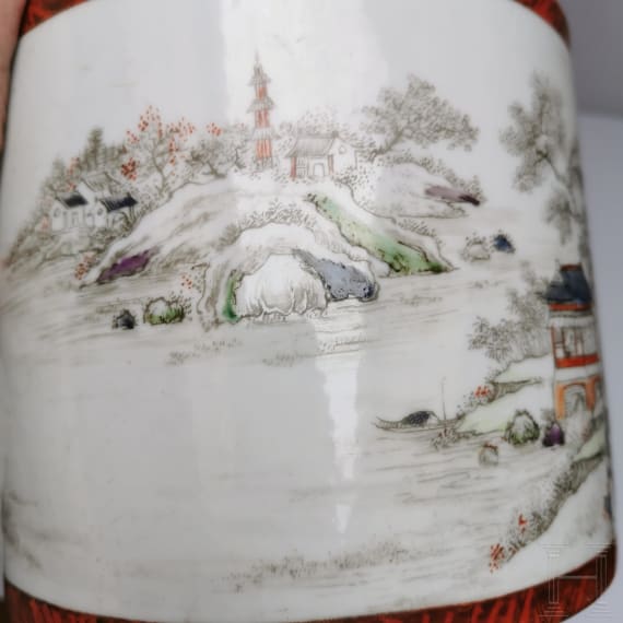 Gro&szlig;er Famille-rose-Pinseltopf in Holzoptik, China, wohl sp&auml;tes 19./Anfang 20. Jhdt.