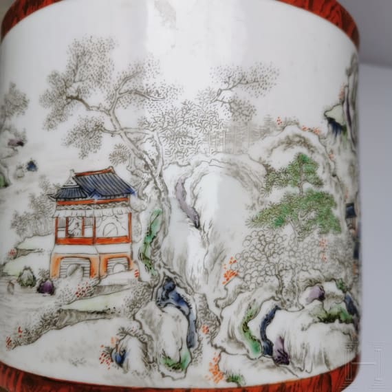 Gro&szlig;er Famille-rose-Pinseltopf in Holzoptik, China, wohl sp&auml;tes 19./Anfang 20. Jhdt.