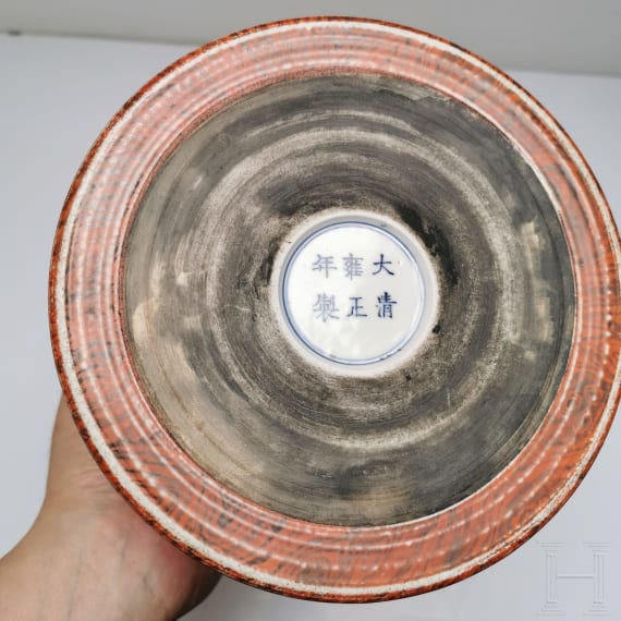 Gro&szlig;er Famille-rose-Pinseltopf in Holzoptik, China, wohl sp&auml;tes 19./Anfang 20. Jhdt.