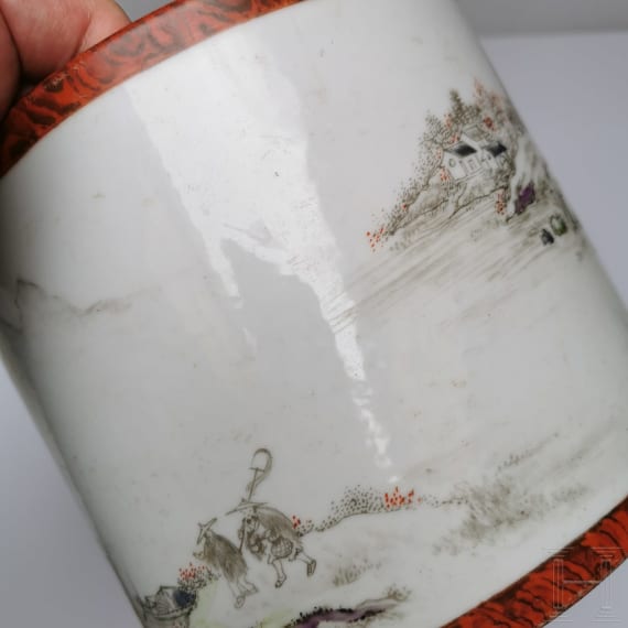 Gro&szlig;er Famille-rose-Pinseltopf in Holzoptik, China, wohl sp&auml;tes 19./Anfang 20. Jhdt.