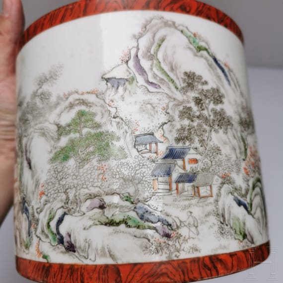 Gro&szlig;er Famille-rose-Pinseltopf in Holzoptik, China, wohl sp&auml;tes 19./Anfang 20. Jhdt.