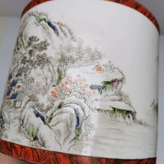 Gro&szlig;er Famille-rose-Pinseltopf in Holzoptik, China, wohl sp&auml;tes 19./Anfang 20. Jhdt.