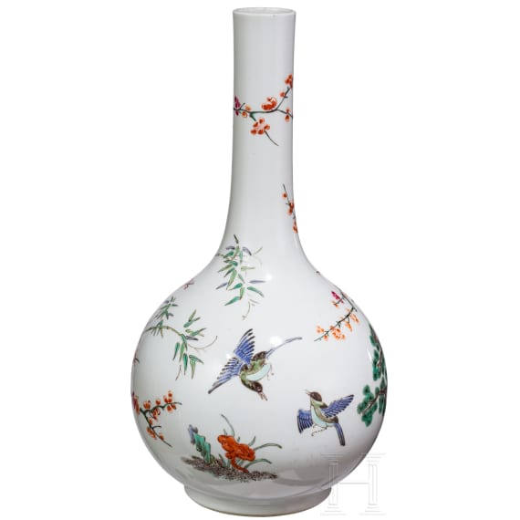 Famille-verte-Langhalsvase mit Vogel- und Blumendekor, China, wohl Kangxi-Periode