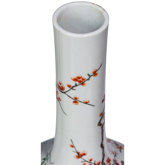 Famille-verte-Langhalsvase mit Vogel- und Blumendekor, China, wohl Kangxi-Periode