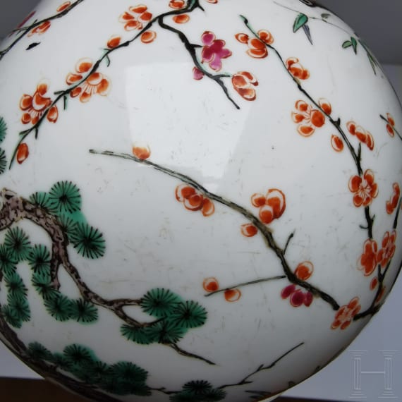 Famille-verte-Langhalsvase mit Vogel- und Blumendekor, China, wohl Kangxi-Periode