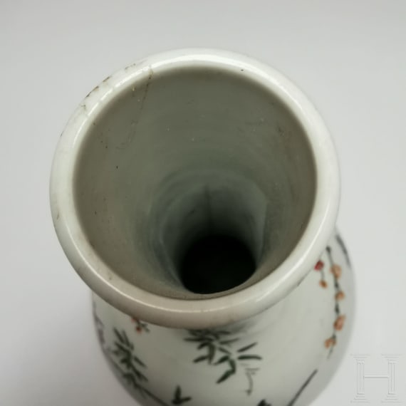 Famille-verte-Langhalsvase mit Vogel- und Blumendekor, China, wohl Kangxi-Periode