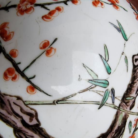 Famille-verte-Langhalsvase mit Vogel- und Blumendekor, China, wohl Kangxi-Periode