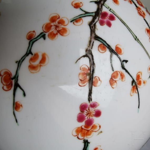 Famille-verte-Langhalsvase mit Vogel- und Blumendekor, China, wohl Kangxi-Periode
