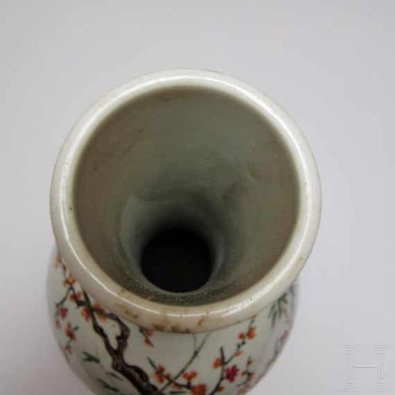 Famille-verte-Langhalsvase mit Vogel- und Blumendekor, China, wohl Kangxi-Periode