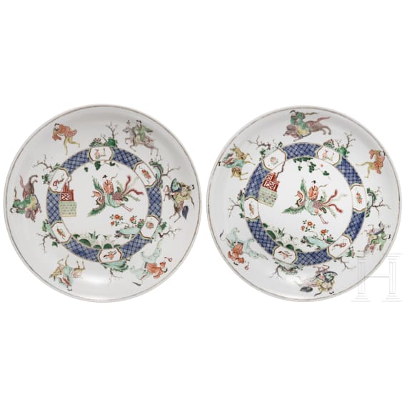 Zwei gro&szlig;e Famille-verte-Teller mit fig&uuml;rlichem Dekor, China, wohl Kangxi-Periode (18. Jhdt.)