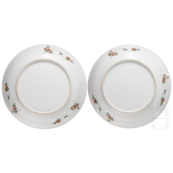 Zwei gro&szlig;e Famille-verte-Teller mit fig&uuml;rlichem Dekor, China, wohl Kangxi-Periode (18. Jhdt.)