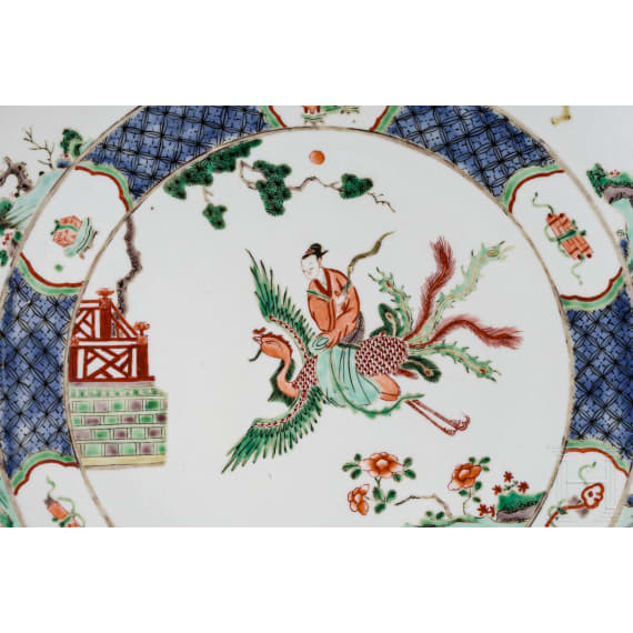 Zwei gro&szlig;e Famille-verte-Teller mit fig&uuml;rlichem Dekor, China, wohl Kangxi-Periode (18. Jhdt.)
