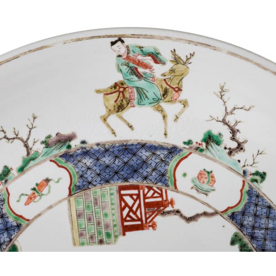 Zwei gro&szlig;e Famille-verte-Teller mit fig&uuml;rlichem Dekor, China, wohl Kangxi-Periode (18. Jhdt.)
