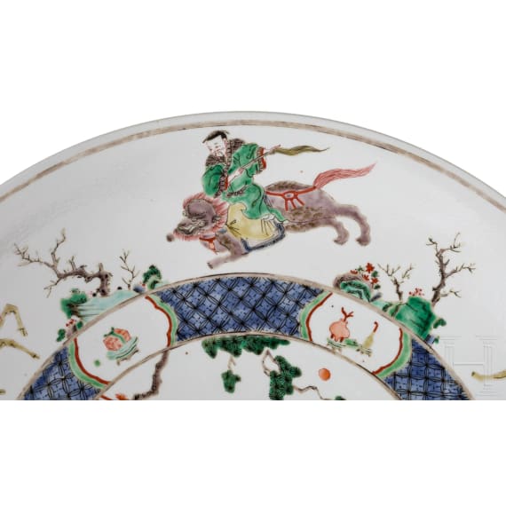 Zwei gro&szlig;e Famille-verte-Teller mit fig&uuml;rlichem Dekor, China, wohl Kangxi-Periode (18. Jhdt.)